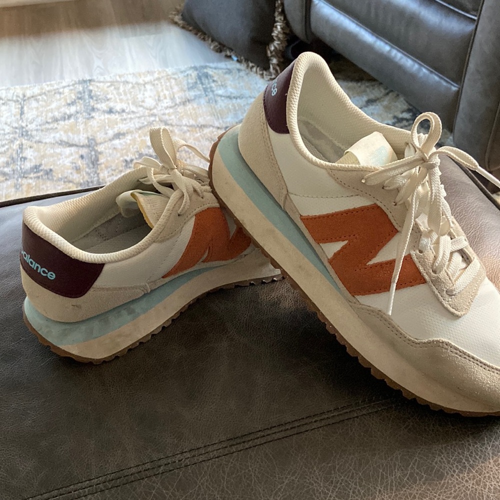 New Balance 237. Fashionable colors.